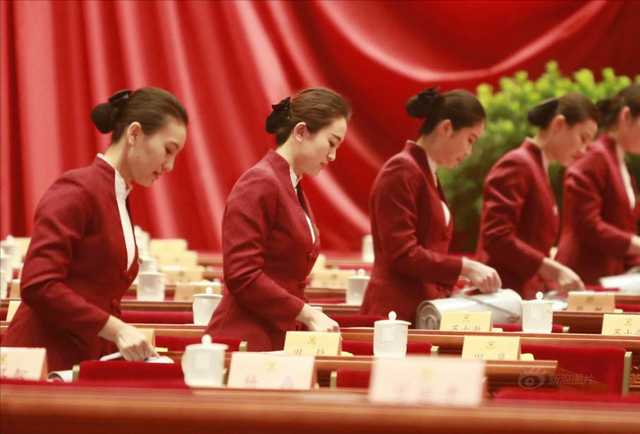 人民大会堂礼仪服务员选拔 为何四年一换且非北京本地人？